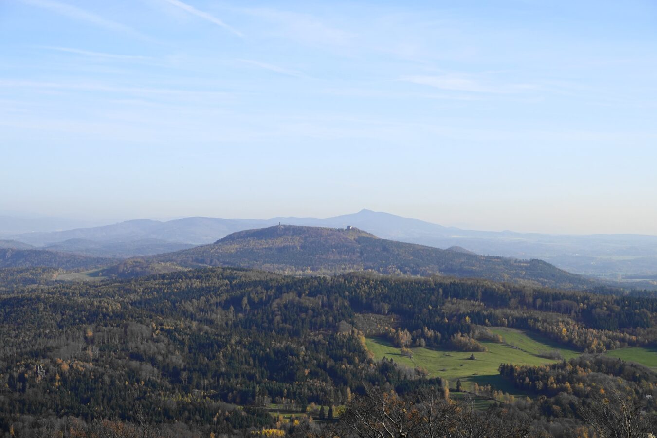 Zittauer Gebirge mit Blick auf Oybin und das Lausitzer Bergland bei Sonnenuntergang