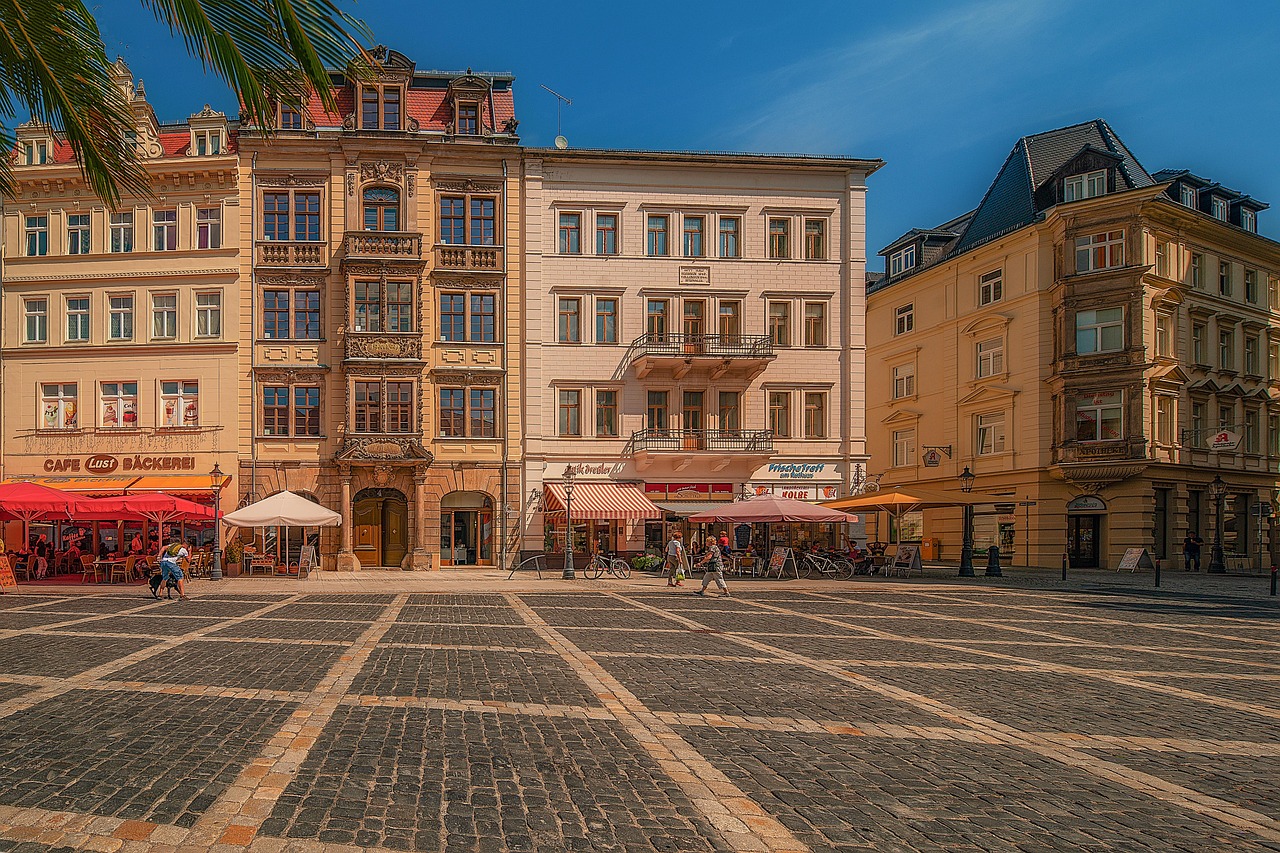 Blick auf die Altstadt von Zittau mit historischen Gebäuden und dem Zittauer Gebirge im Hintergrund, Sachsen